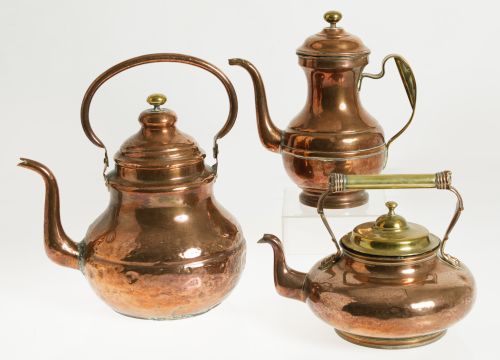Lote de tres teteras de cobre, posiblemente Francia, c. 190