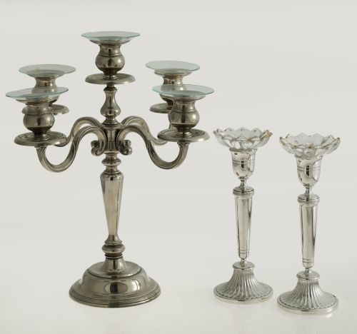 Pareja candeleros de metal plateado, S.XX