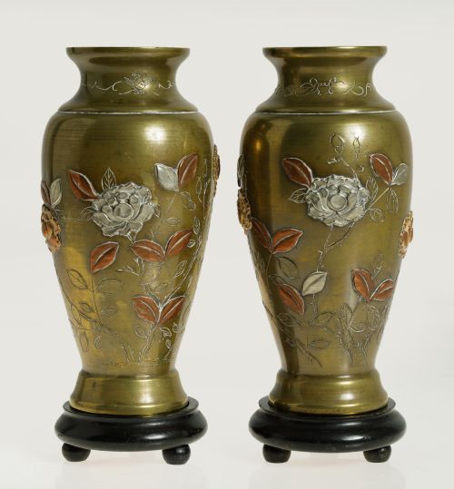 Pareja de jarrones de bronce dorado, periodo Meiji, Japón,