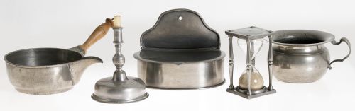 Lote de cinco utensilios de peltre, diferentes manufacturas