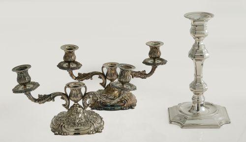 Pareja de candelabros de estilo Luis XV, de plata española