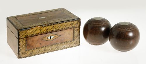 Caja escritorio chapada en madera de raíz, Inglaterra, S. X