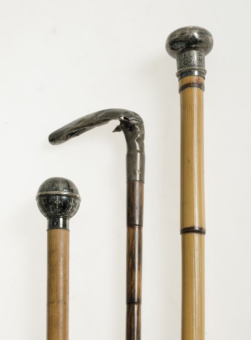 Tres bastones con empuñaduras de plata, pps.S.XX