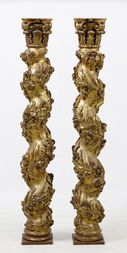 Pareja de columnas salomónicas siguiendo modelos barrocos