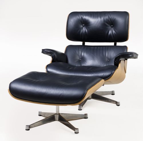 Sillón y reposapiés según el modelo lounge chair, de Charle