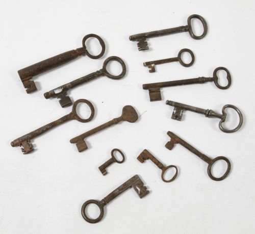 Lote de doce llaves antiguas de hierro y distintas épocas
