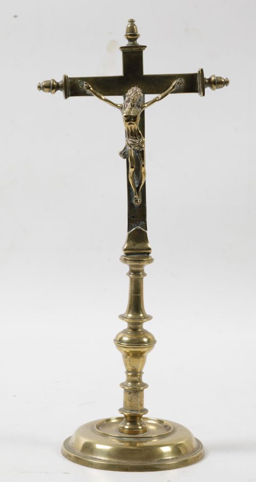 Cruz de altar siguiendo modelos del S. XVII