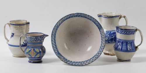 Cuatro jarras y una jofaina, de cerámica levantina, S.XIX