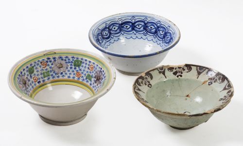 Bacía y dos cuencos de cerámica de diferentes manufacturas
