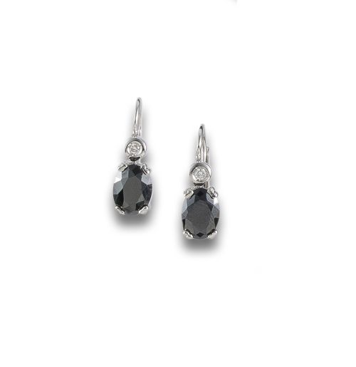 PENDIENTES DE ORO, DIAMANTES Y TURMALINA NEGRA.