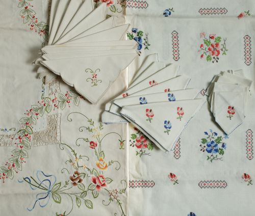 Mantelería lino bordado en policromía.