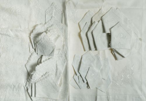 Mantelería en hilo blanco con decoración de entrelazos