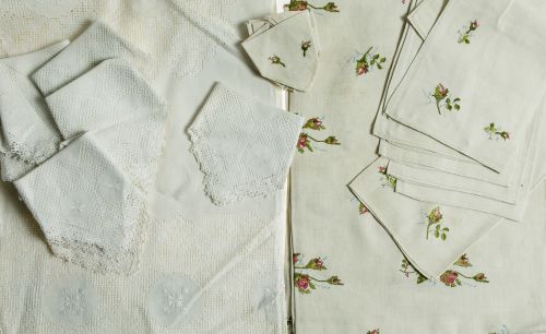 Mantelería bordado floral policromía. 