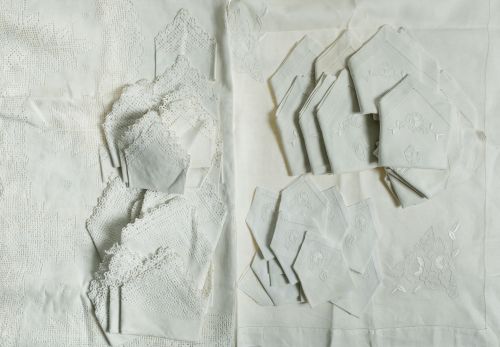 Mantelería en hilo blanco con decoración de anchas grecas b