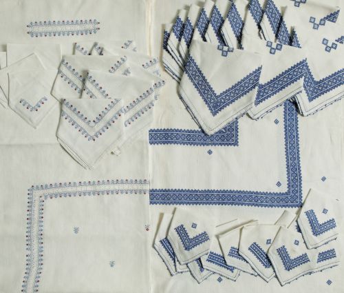 Lote de dos mantelerías. 