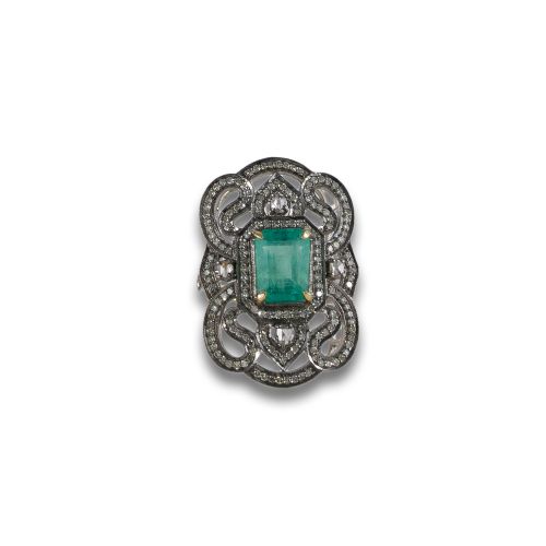 RING WITH EMERALD AND DIAMONDS