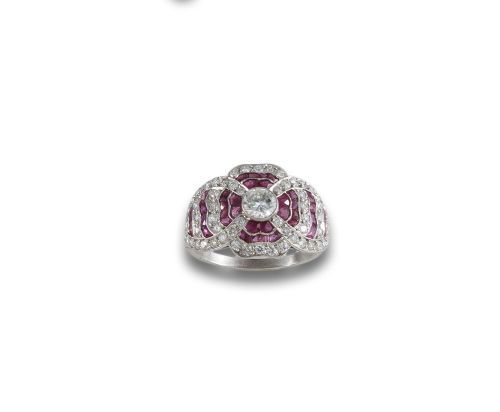 SORTIJA DE PLATINO CON RUBIES Y DIAMANTES 