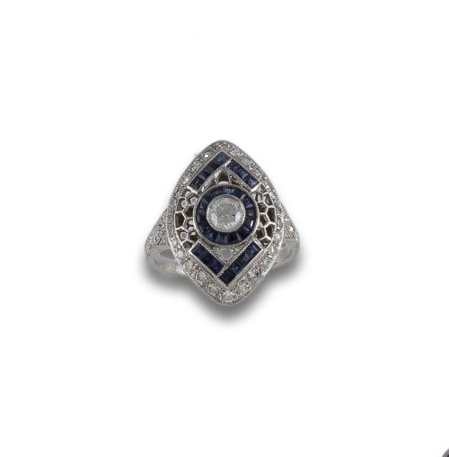 SORTIJA DE PLATINO CON DIAMANTES Y ZAFIROS