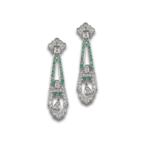 PENDIENTES LARGOS EN PLATINO CON ESMERALDAS Y DIAMANTES.