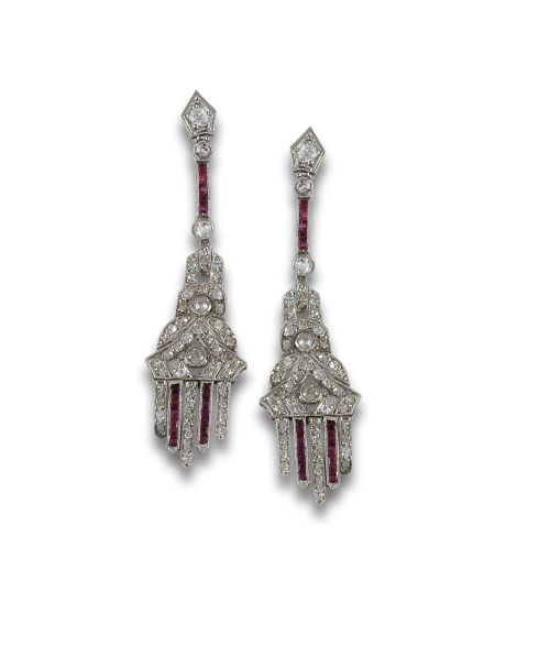 PENDIENTES LARGOS DE PLATINO CON DIAMANTES Y RUBIES