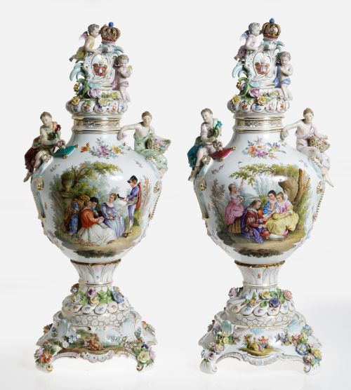Pareja de jarrones siguiendo modelos de Meissen, manufactur