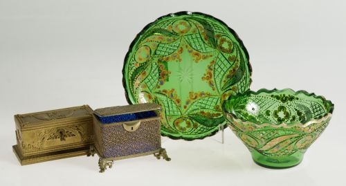 Caja joyero en metal dorado, con superficie calada formando