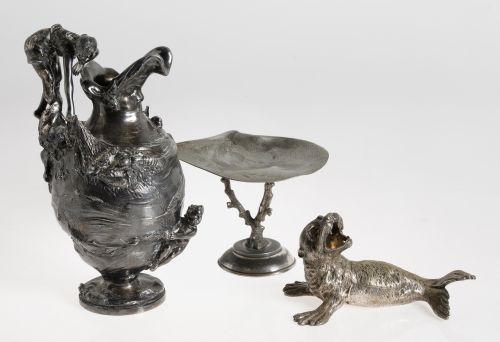 Jarra de peltre modernista, posiblemente manufactura Kaysez