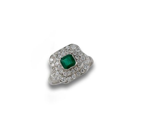 RING WITH EMERALD AND DIAMONDS