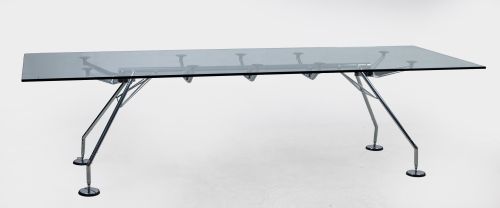 Mesa Nomos, diseñada en 1980 por Norman Foster para Tecno