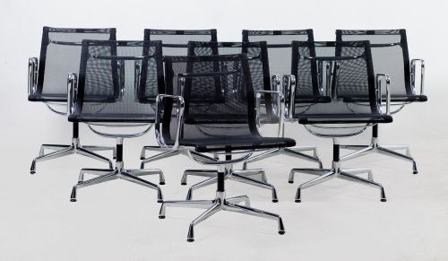 Ocho sillas diseño de Charles & Ray Eames, modelo "Aluminiu