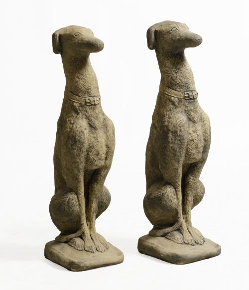 "Galgos", pareja de esculturas de perros en piedra, posible