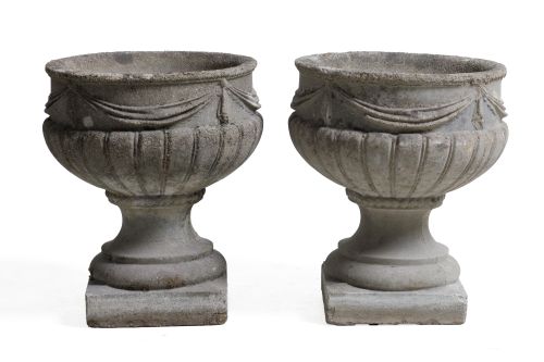 Pareja de maceteros antiguos esculpidos en piedra en forma