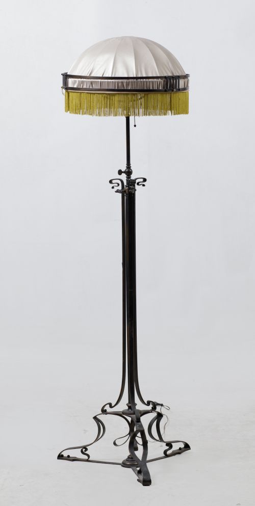 Lámpara de pie modernista con pie y estructura de hierro