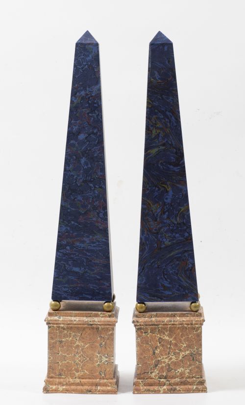 Pareja de obeliscos de madera policromada, manufactura Monu