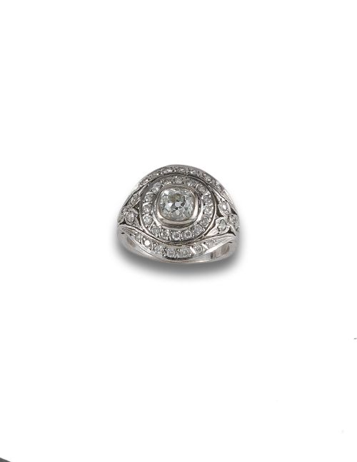 WHITE GOLD RING WITH DIAMONDS