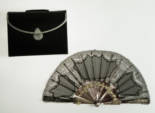 Antiguo maletín de piel negra y plata