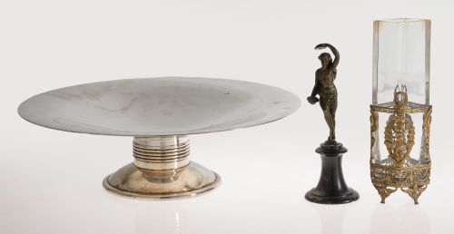 Lote de figura de bronce y violetero
