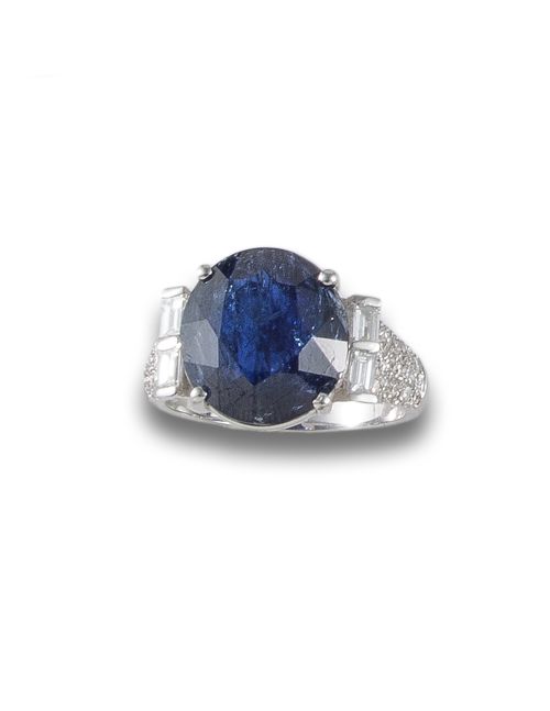 GOLD RING, 9.76 CT SAPPHIRE AND DIAMONDS