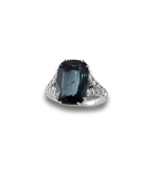 GOLD, SAPPHIRE AND DIAMONDS RING