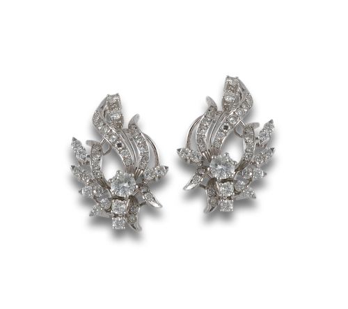 WHITE GOLD EARRINGS WITH DIAMONDS