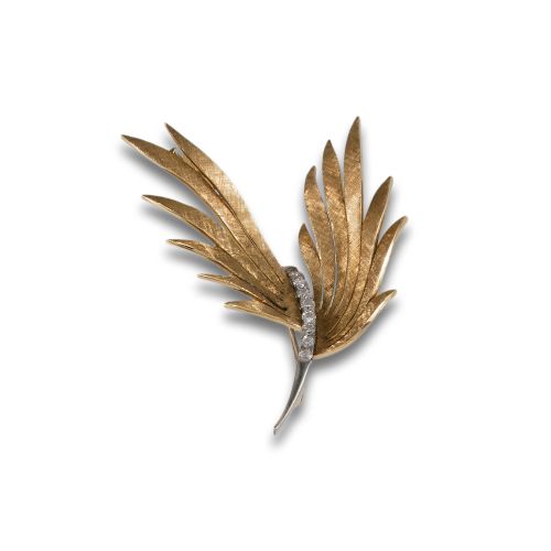 PIN IN THE SHAPE OF A GOLD LEAF AND DIAMOND