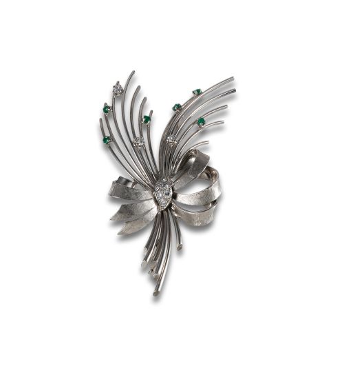 1970s WHITE GOLD PIN WITH EMERALDS AND DIAMONDS