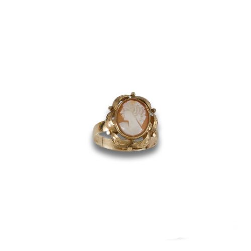 GOLD RING WITH CAMEO