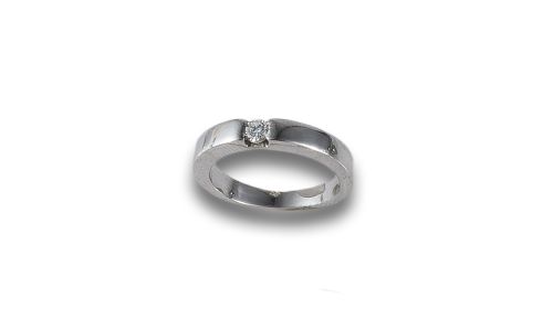 GOLD AND DIAMOND SOLITAIRE RING