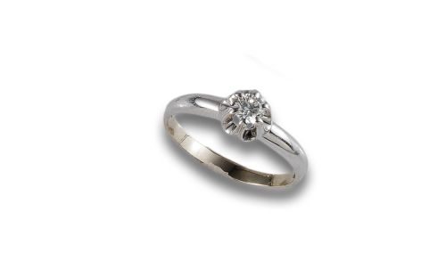 WHITE GOLD AND DIAMOND SOLITAIRE RING