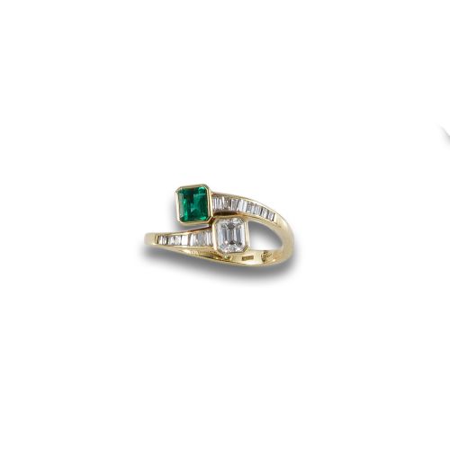 BYPASS RING IN GOLD, DIAMONDS AND EMERALD