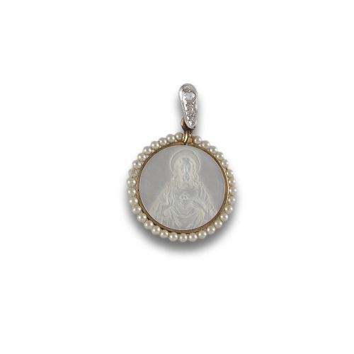 MEDAL OF GILDED SILVER, MOTHER-OF-PEARL AND PEARLS