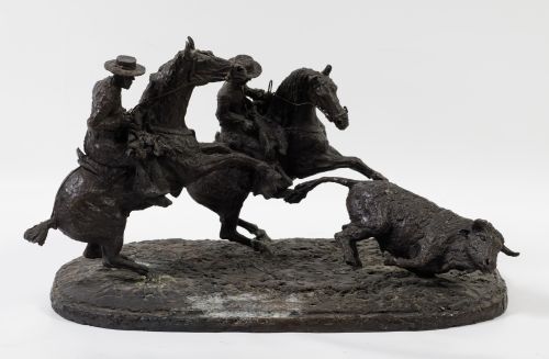  ESCUELA ESPAÑOLA, "Acoso", 1979, Escultura de bronce patin