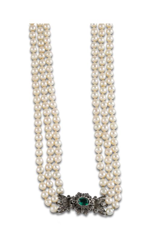 LONG NECKLACE OF CULTURED PEARLS