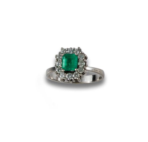 RING WITH EMERALD AND DIAMONDS